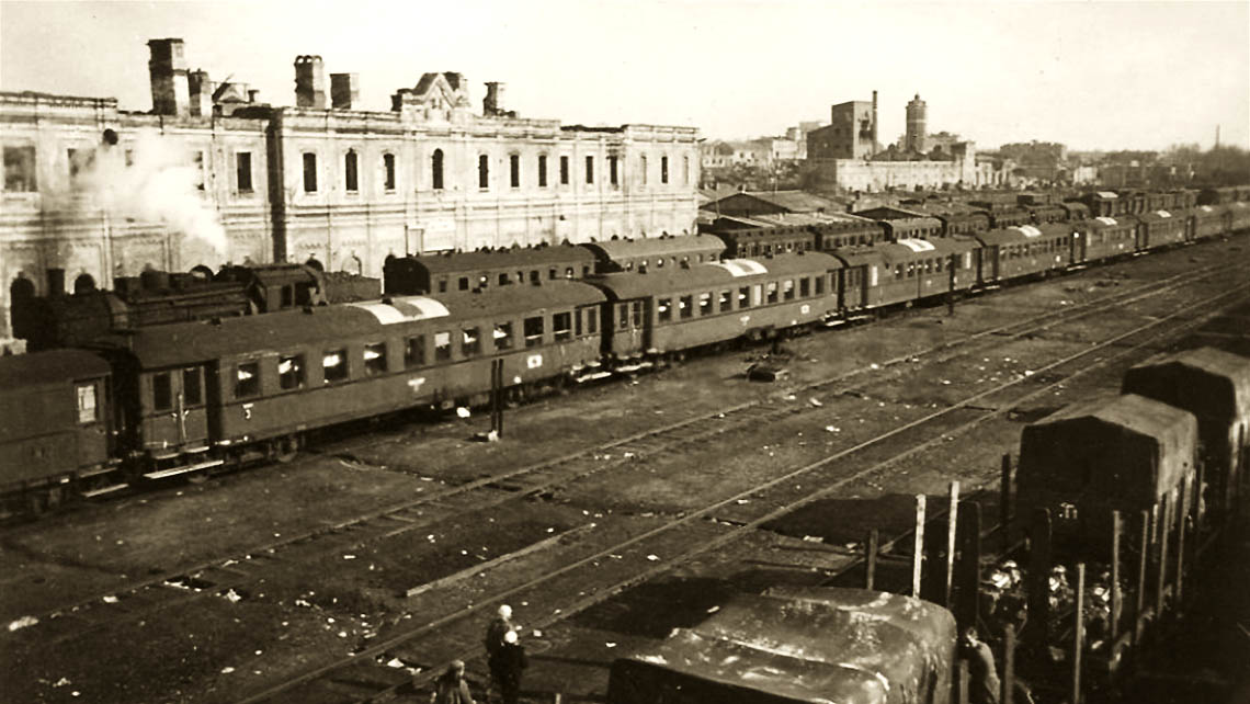Вокзал станции Вязьма во время немецкой оккупации.