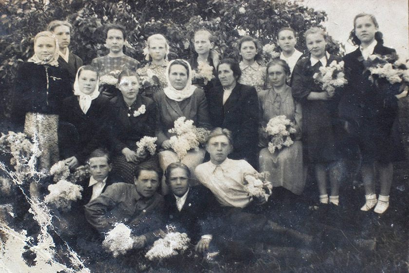 Ученики и учителя Голочёловской школы, послевоенное фото (предположительно, сделано в Третьяково).