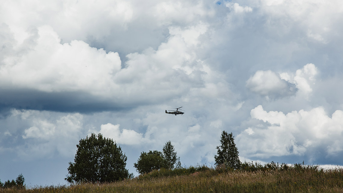 Разведывательно-ударный вертолёт Ка-52 «Аллигатор» в небе над полями села Телепнево.